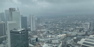 Ausblick aus der 48. Etage eines Hochhauses über die Großstadt (Frankfurt am Main)