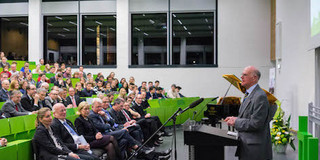 Prof. Dr. Norbert Lammert, President of the German Bundestag stands at a lectern in a lecture hall. Guests of the New Year's Symposium sit in the plenum and listen to Prof. Dr. Norbert Lammert. Among others, Prof. Dr. Andreas Liening, Prof. Dr. Ursula Gather and Lord Mayor Ulrich Sierau sit in the front row of the lecture hall. 