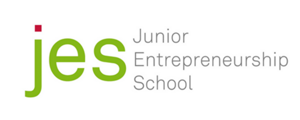 Logo der Junior Entrepreneurship School: grüner und grauer Schriftzug auf weißem Hintergrund
